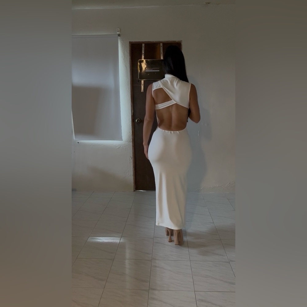 🆕White Backless Cross-Strap Maxi Dress - Picture 10 of 15